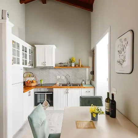 Blerina Hétvégi ház